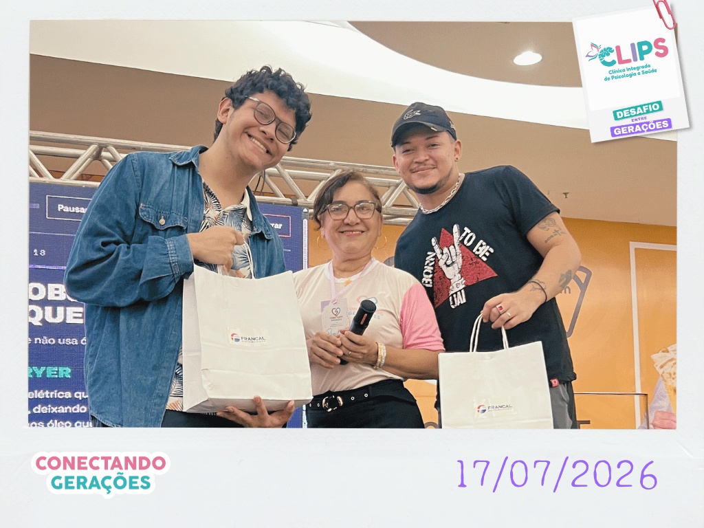 Três participantes recebendo brindes no palco do Desafio entre Gerações da CLIPS